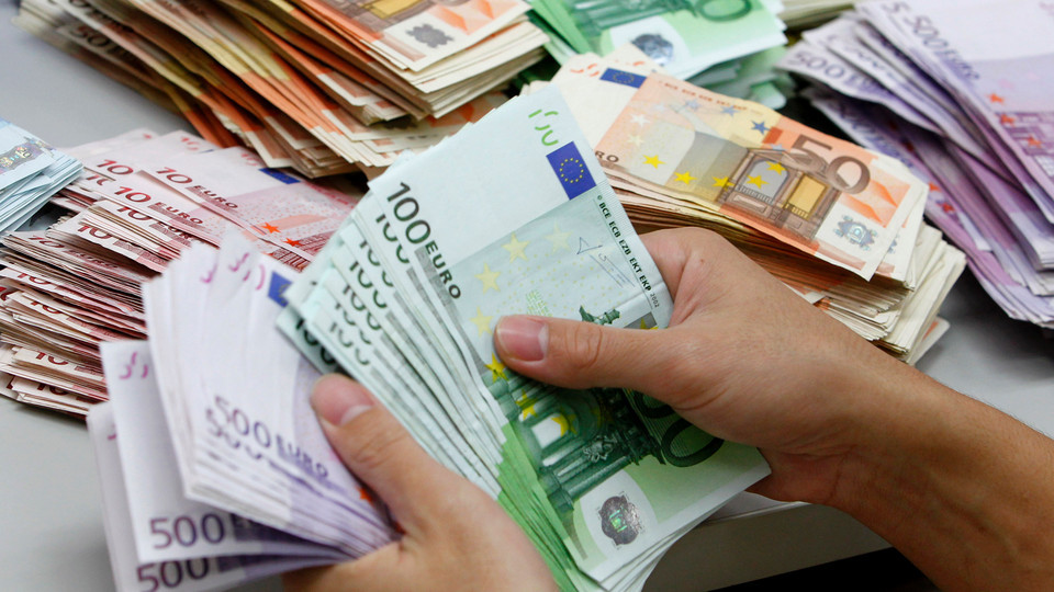 2015-12-04-2012-09-25-dinheiro_euros_notas_reuters