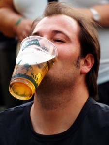 homem-segurando-copo-cerveja