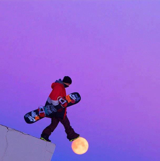 snowboarder-walking-on-moon-perfect-timing-620x