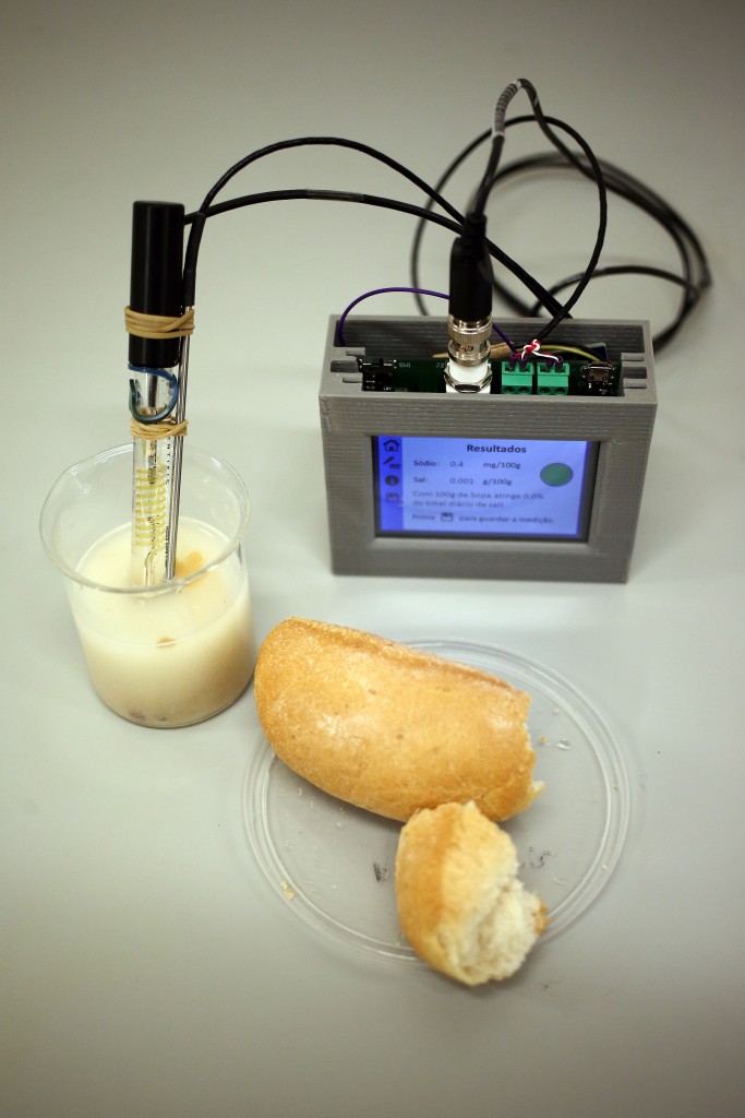 Protótipo da Universidade do Porto da máquina para medir a quantidade de sal na comida em três minutos, Porto, 17 Fevereiro 2016. (ACOMPANHA TEXTO DE 21/02/2016) ESTELA SILVA / LUSA